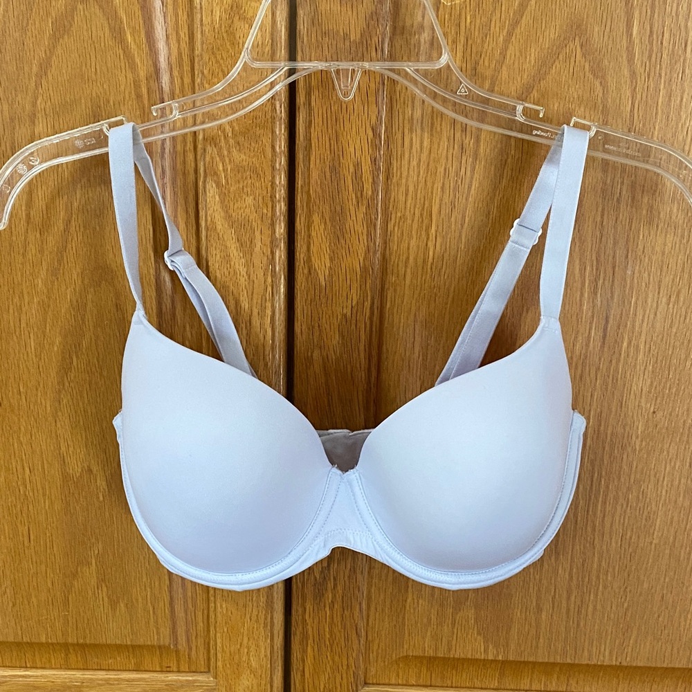 PINK Victoria's Secret White Underwire Bra. Size 34 DD.